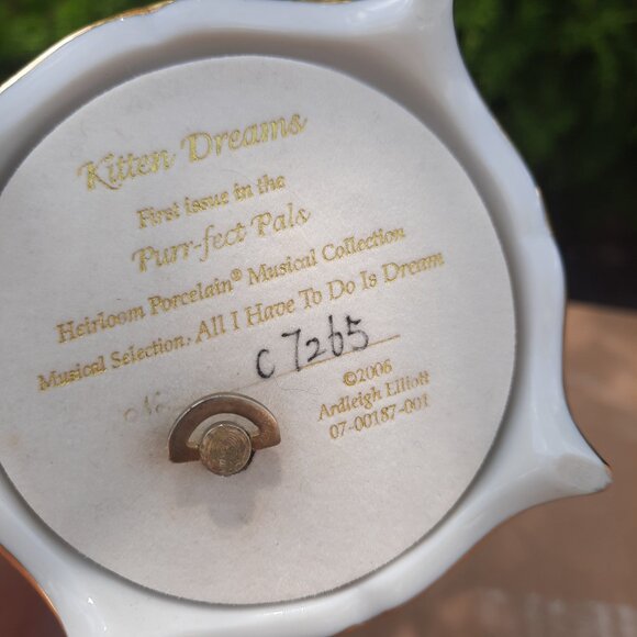 Kitten Dreams Musical Box Purr-fect Heirloom Porcelain Garden Glory Musical Egg - Picture 6 of 6